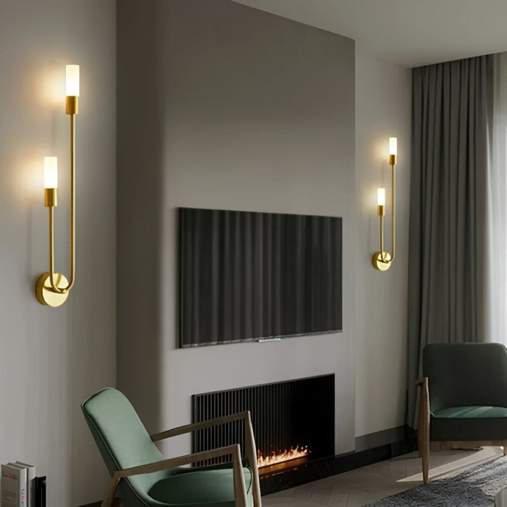 Applique murale dorée avec deux cylindres en verre mat, 55 cm, lumière blanche chaude, design moderne vertical pour le salon | Sansoti