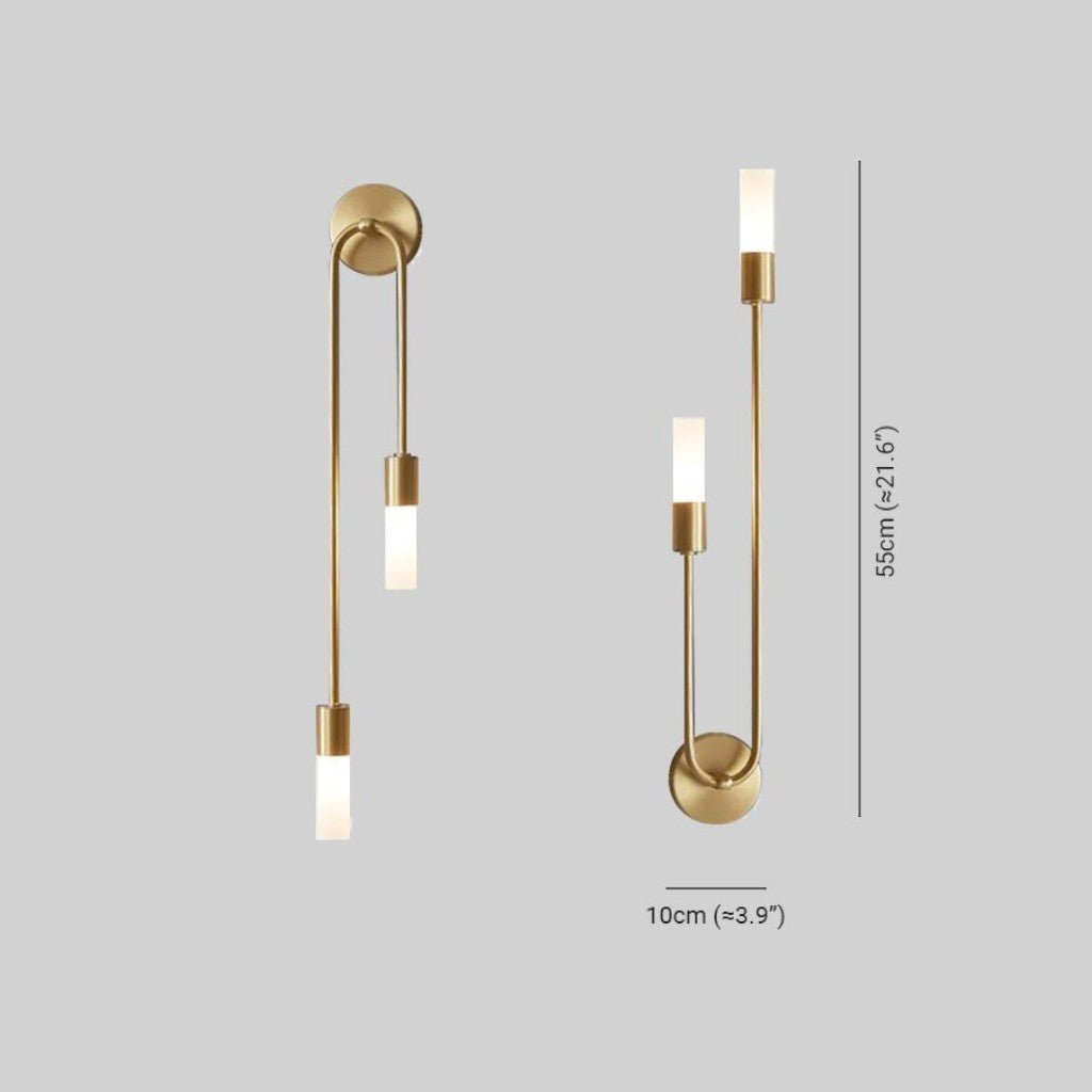 Applique murale dorée avec deux cylindres en verre mat, 55 cm, lumière blanche chaude, design moderne vertical pour le salon | Sansoti