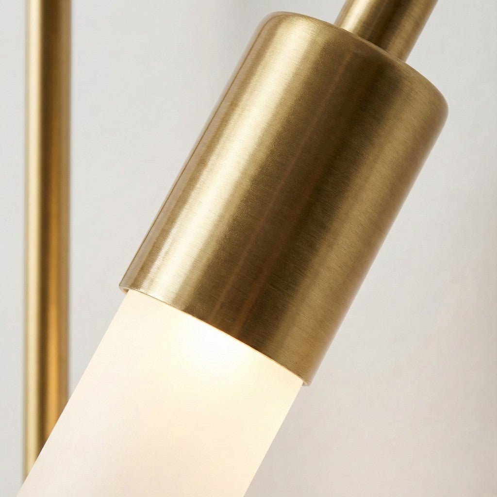 Applique murale dorée avec deux cylindres en verre mat, 55 cm, lumière blanche chaude, design moderne vertical pour le salon | Sansoti