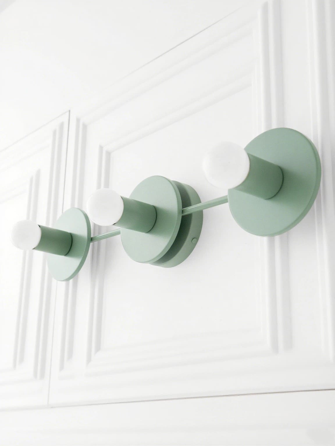Minimalistische Badkamerlamp met Drie Lichtpunten - Verkrijgbaar in Meerdere Kleuren | Sansoti