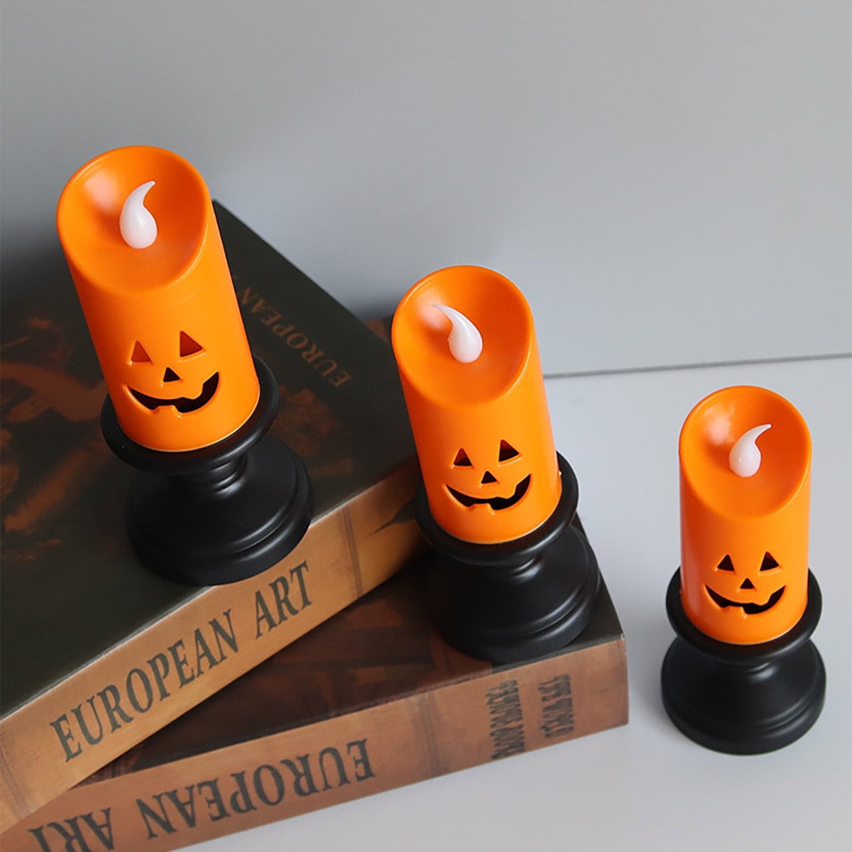 Świeca LED w kształcie dyni z upiorną twarzą do dekoracji na Halloween, bezpieczna i nastrojowa, na baterie, lampka tealight do nastrojowego oświetlenia | Sansoti