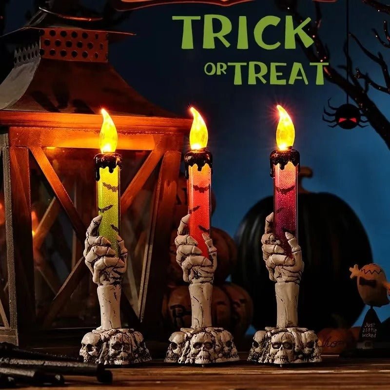 LED Świecznik w kształcie szkieletowej dłoni z efektem migotania do dekoracji stołu na Halloween, gotycki klimat i upiorna atmosfera | Sansoti