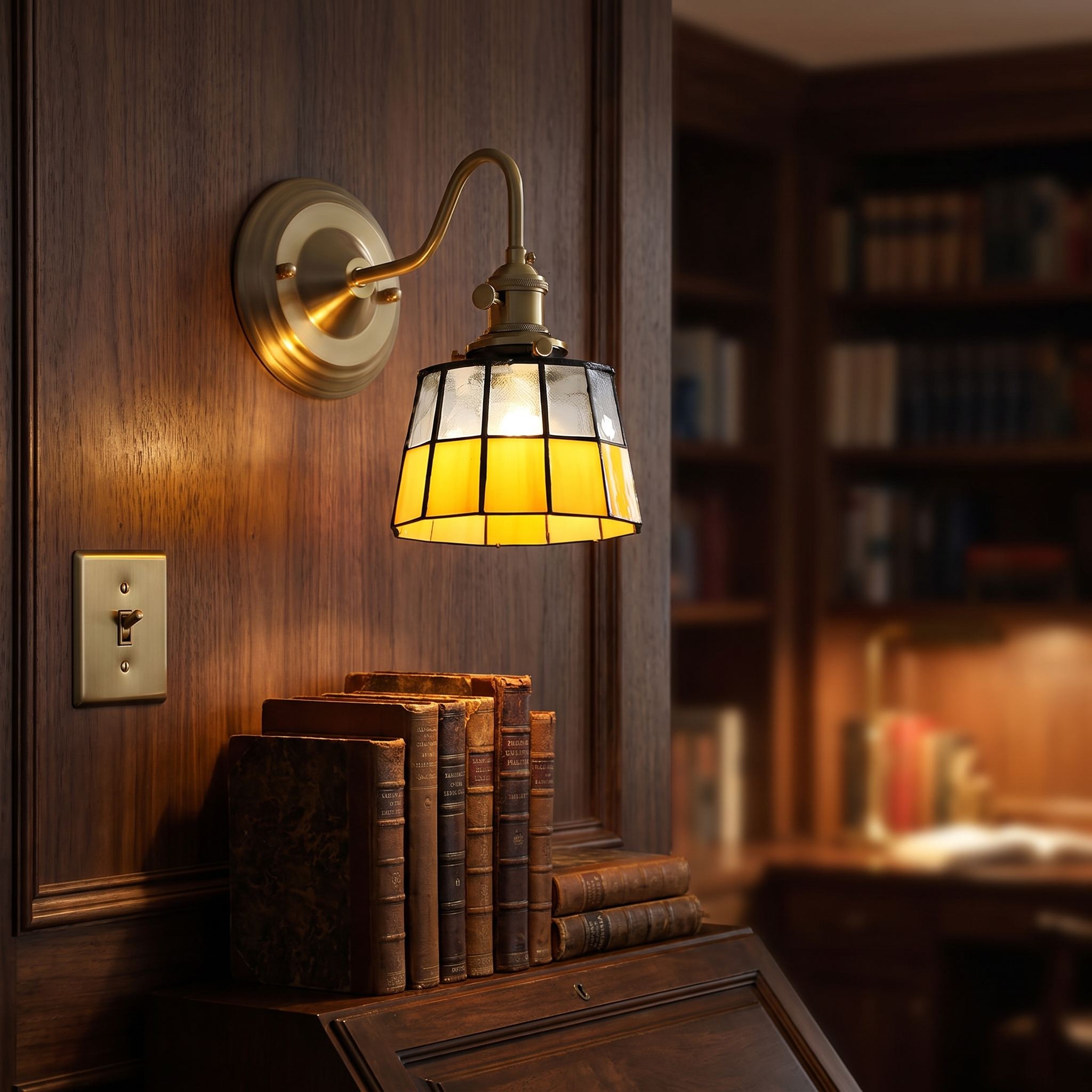 Koperen wandlamp boven de boekenkast in de studeerkamer | Sansoti