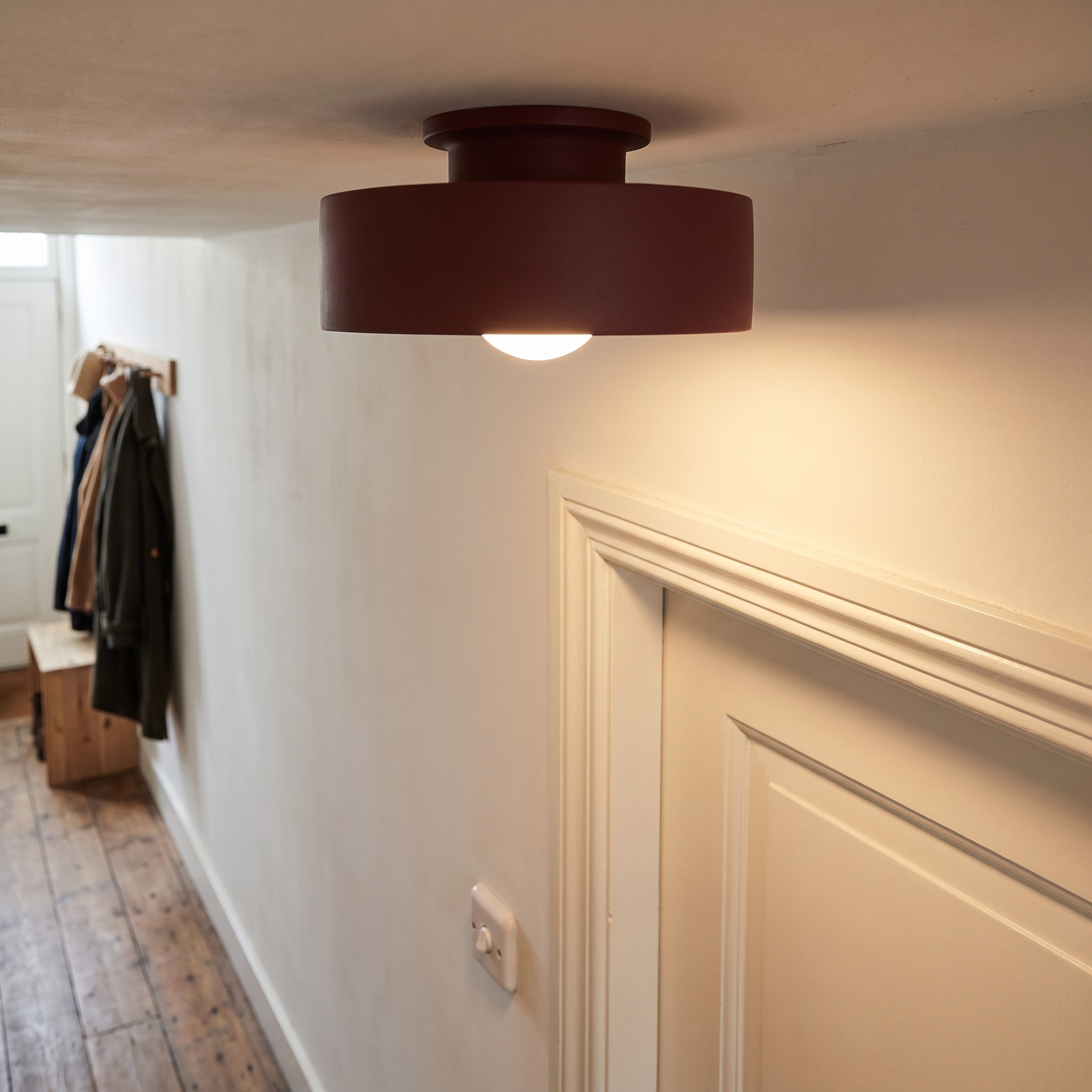 Plafonnière van 30 cm tegen het plafond van een hal | Sansoti