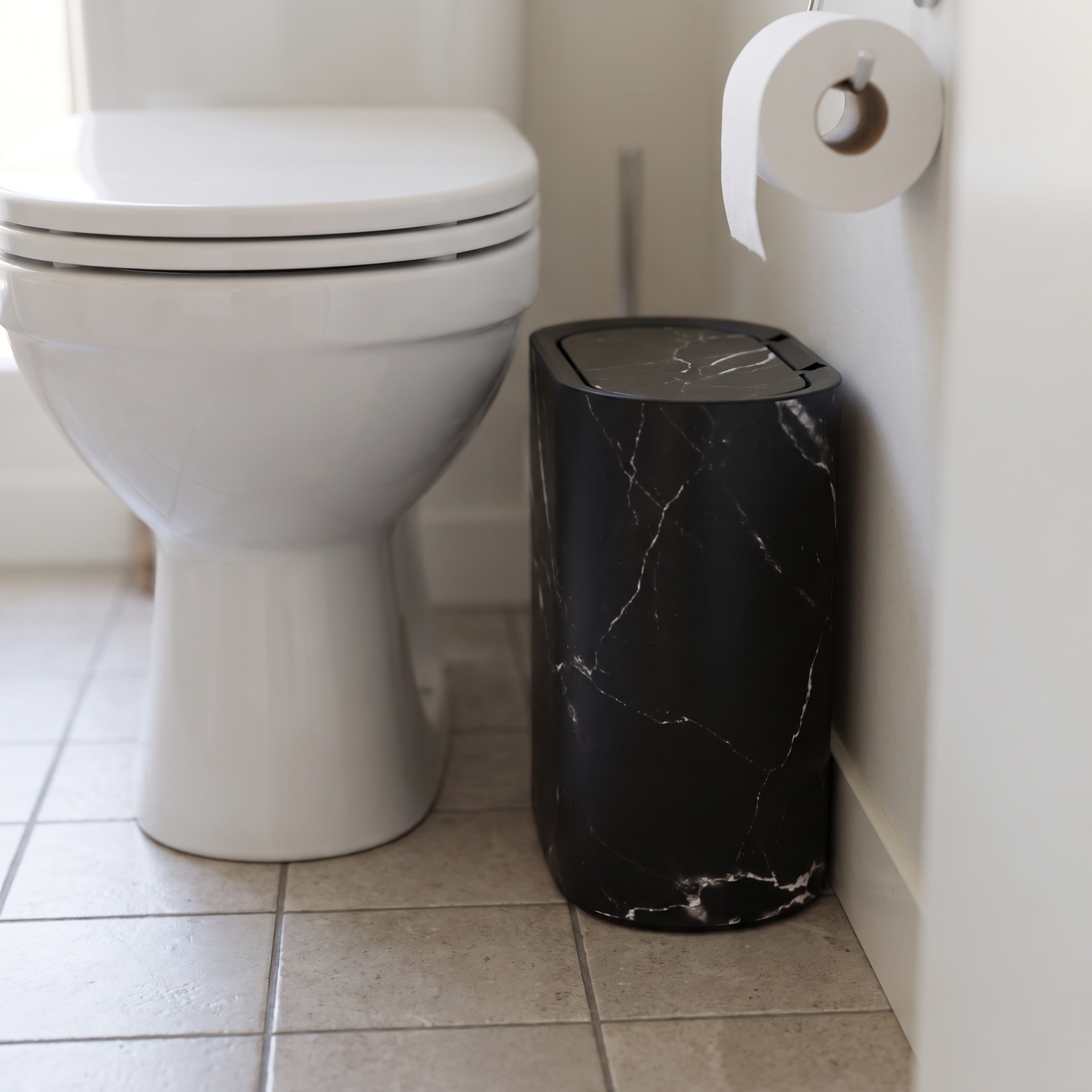 Smalle prullenbak naast het toilet | Sansoti