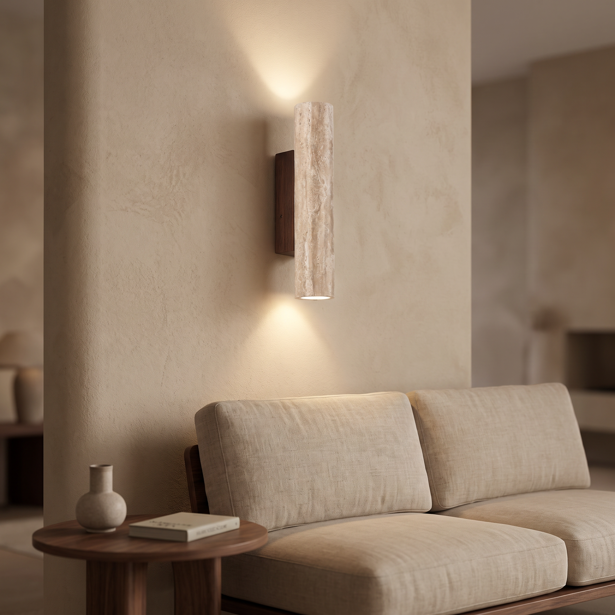 Travertin wandlamp als design-accent in woonkamer