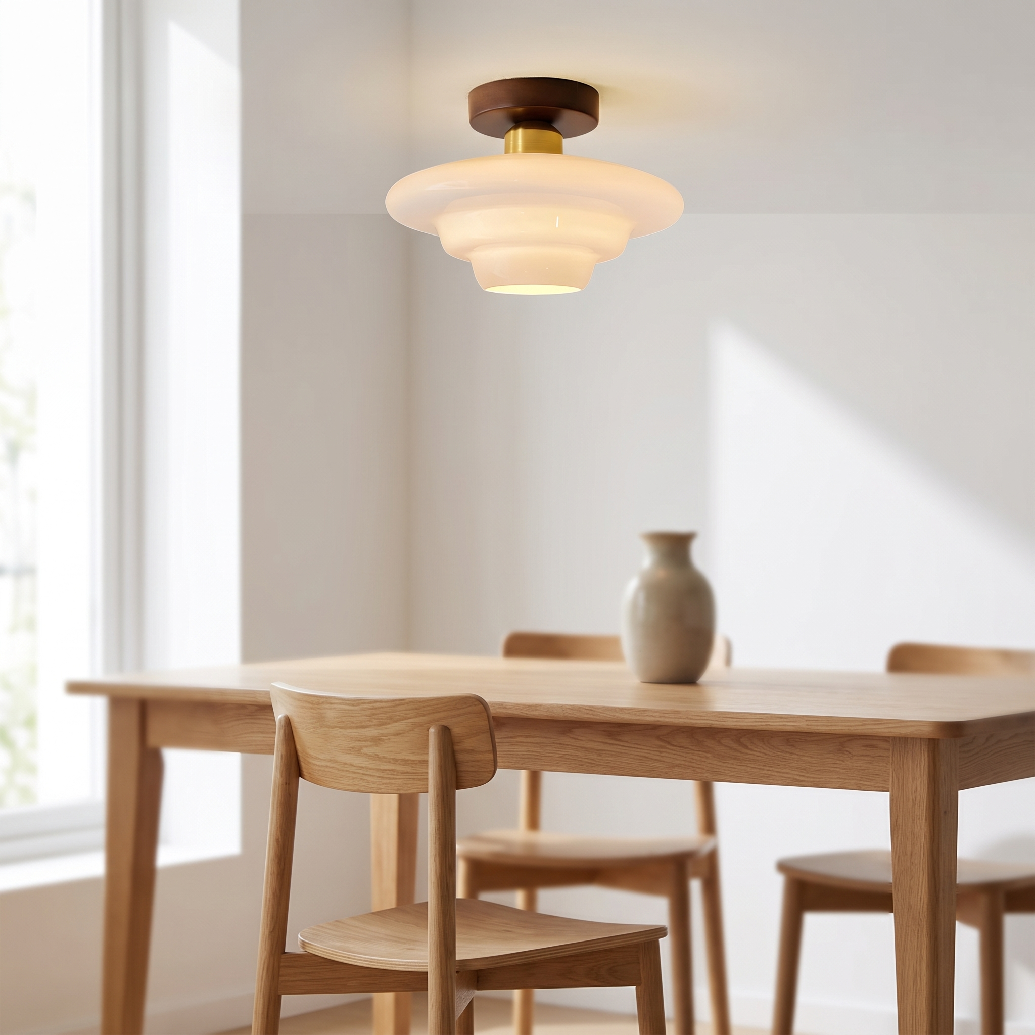 Plafondlamp van 30 cm in walnoot en glas boven een eettafel
