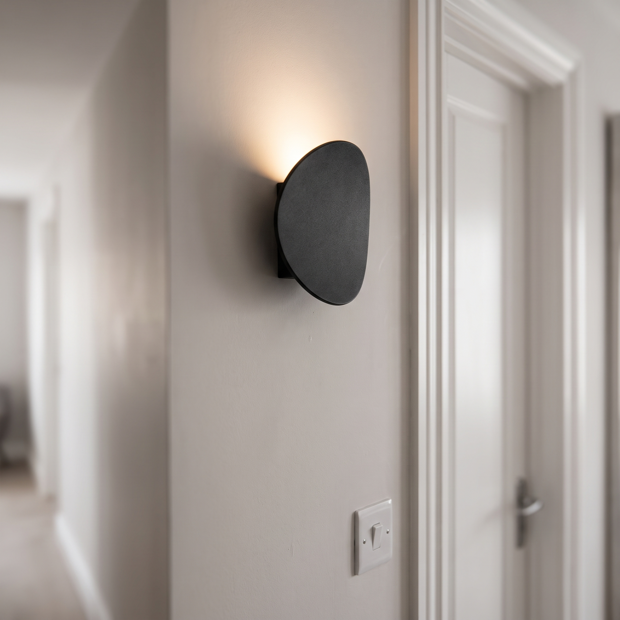 Aluminium LED wandlamp op een gestuukte muur in een gang