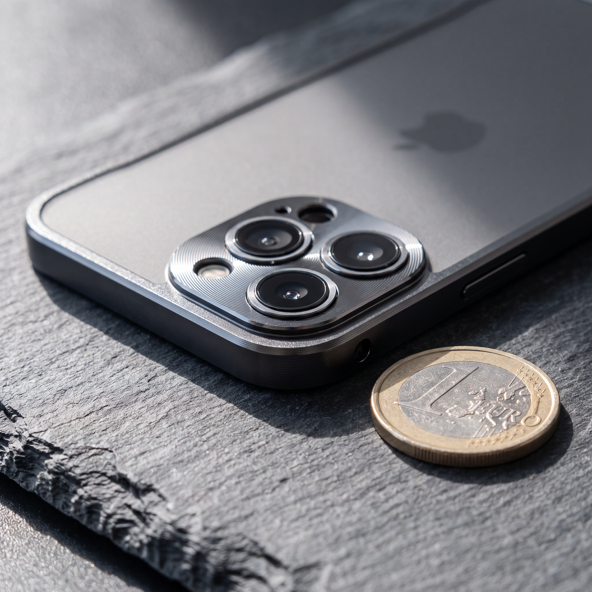 Verhoogde camerarand van het aluminium telefoonhoesje in close-up