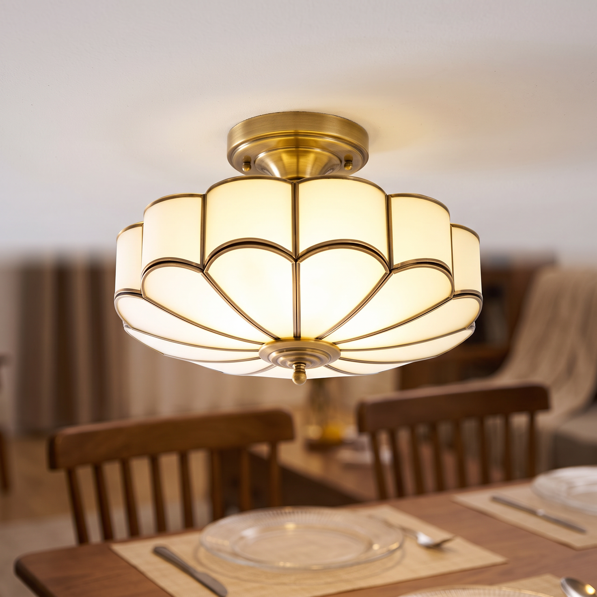 Glazen plafondlamp met messing boven eettafel