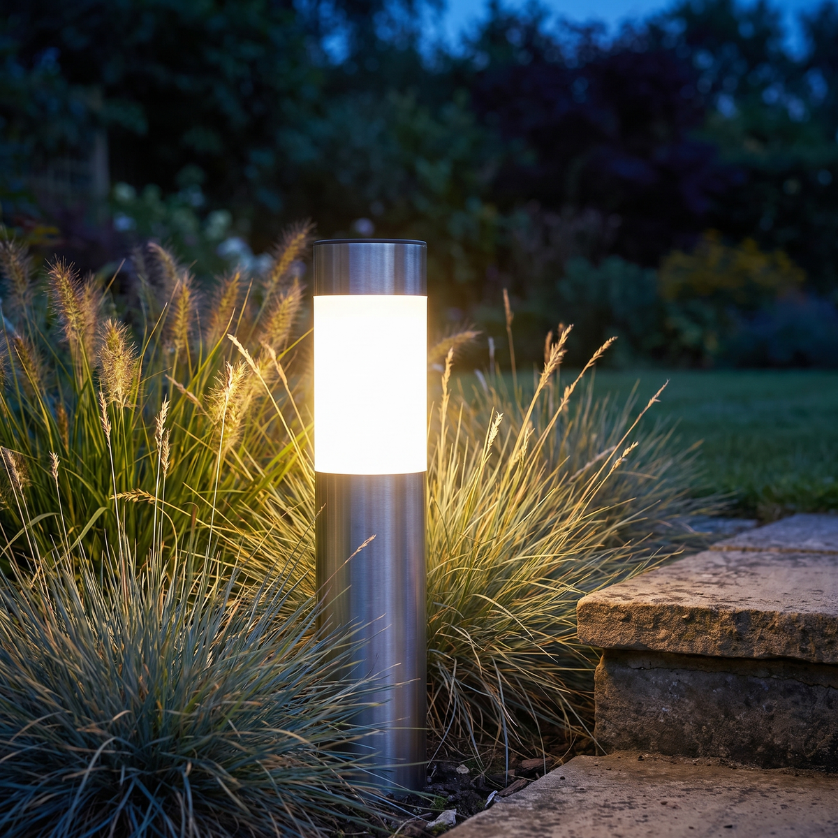 Solar staande tuinlamp van 42 cm in een border bij het terras