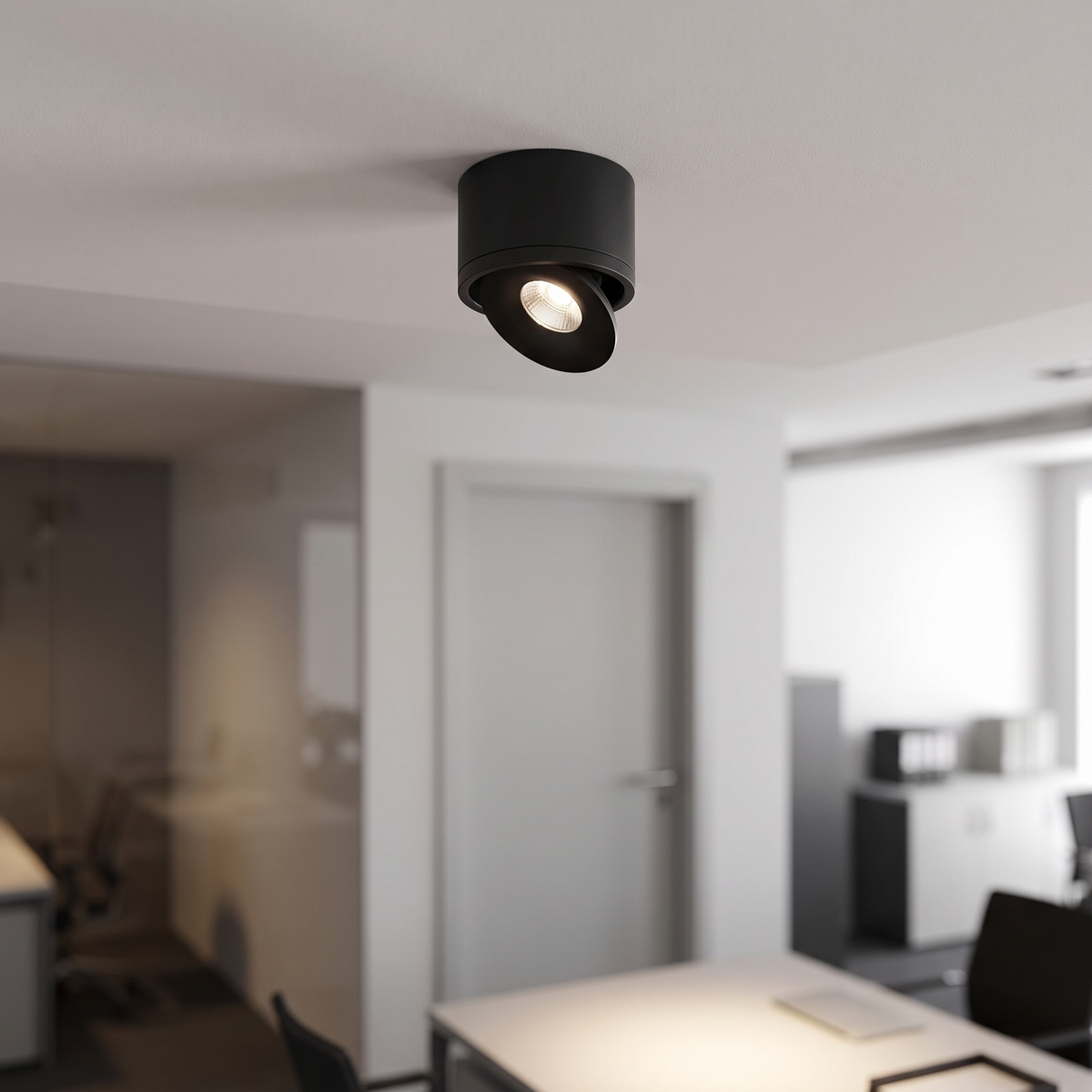 Opbouwspot op een kantoorplafond boven een bureau