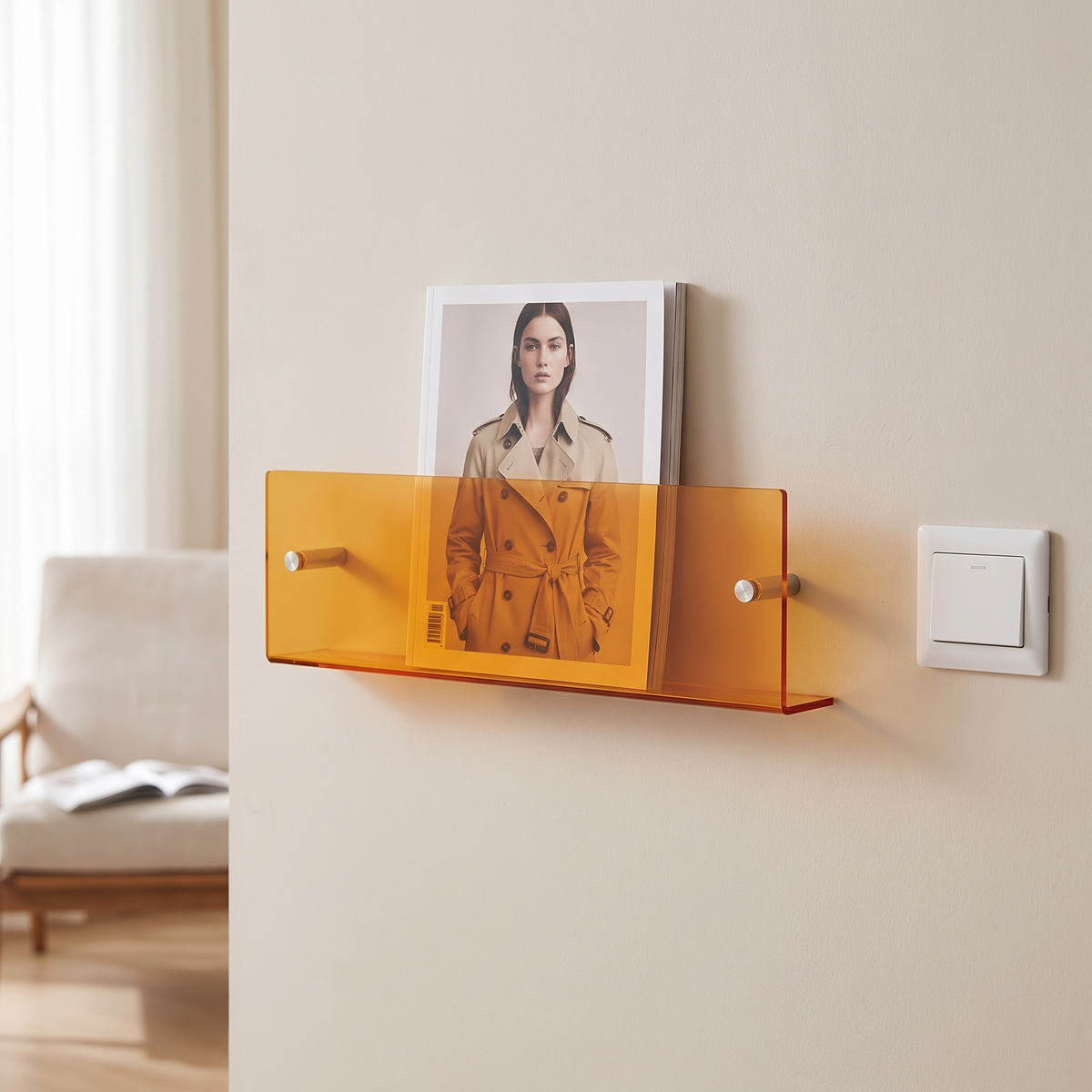 Tijdschriftenrek wandmontage transparant boven een leesstoel in de woonkamer
