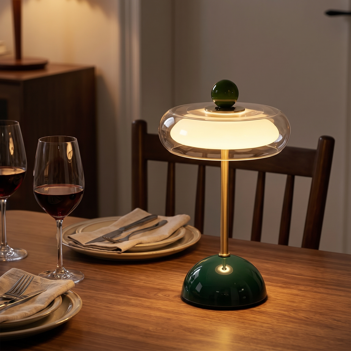 Draadloze glazen tafellamp op een gedekte eettafel
