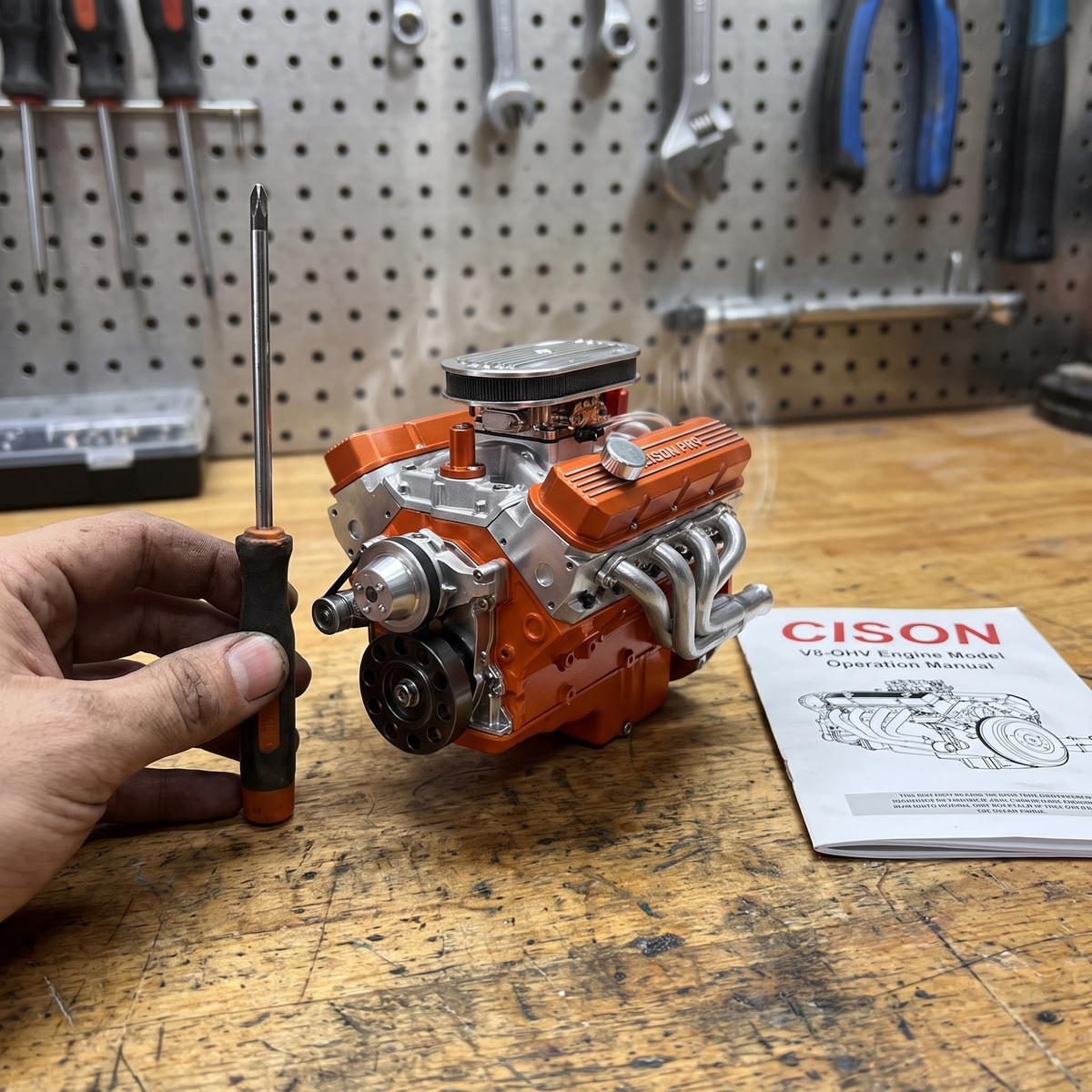 Werkende miniatuur V8 motor met CDI ontsteking op een werkbank