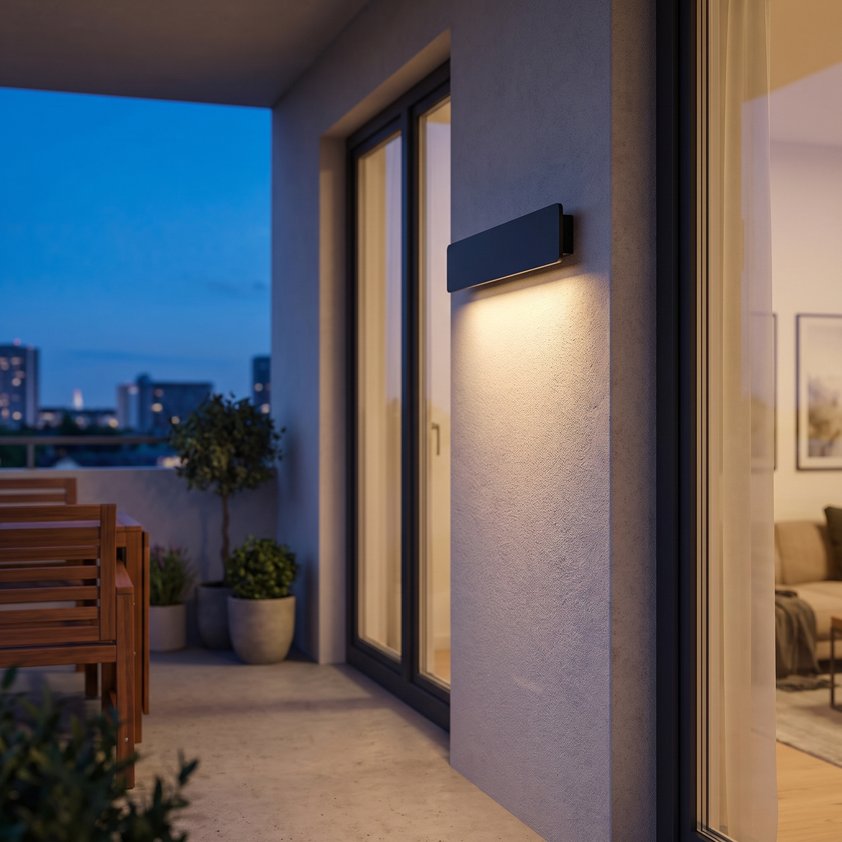 Lineaire buitenwandlamp op balkonwand in de schemering