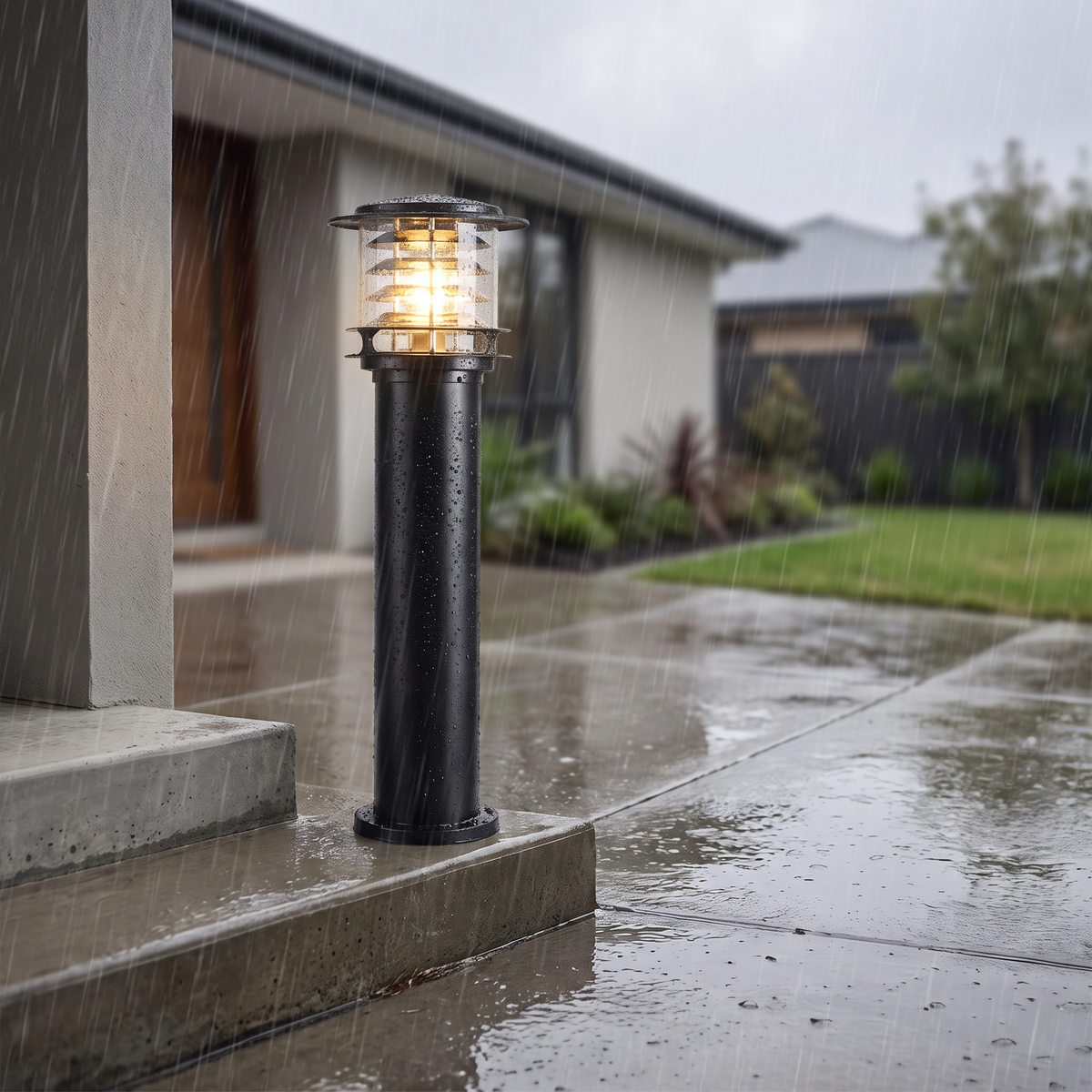 Sokkellamp IP65 80 cm op oprit in de regen