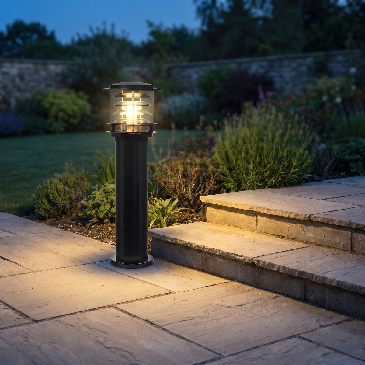Sokkellamp als tuinpad verlichting bij tuintrap in de schemering