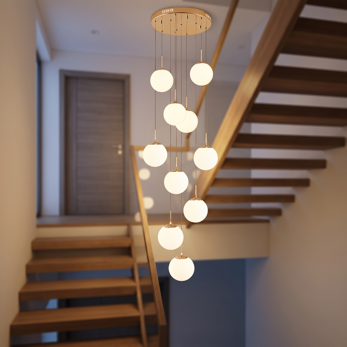 Hanglamp trapgat vide met tien glazen bollen boven trap