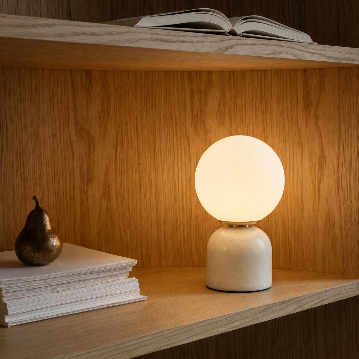 Tafellamp met Marmeren Voet en Matglazen Bol - Warm Wit LED 3000K - Scandinavisch Design voor Nachtkastje | Sansoti