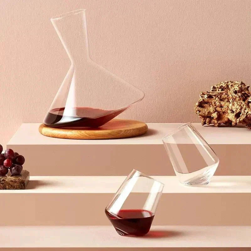 Rotierende Weinkaraffe aus Glas mit Holzfuß zum Belüften von Rotwein | Restfield