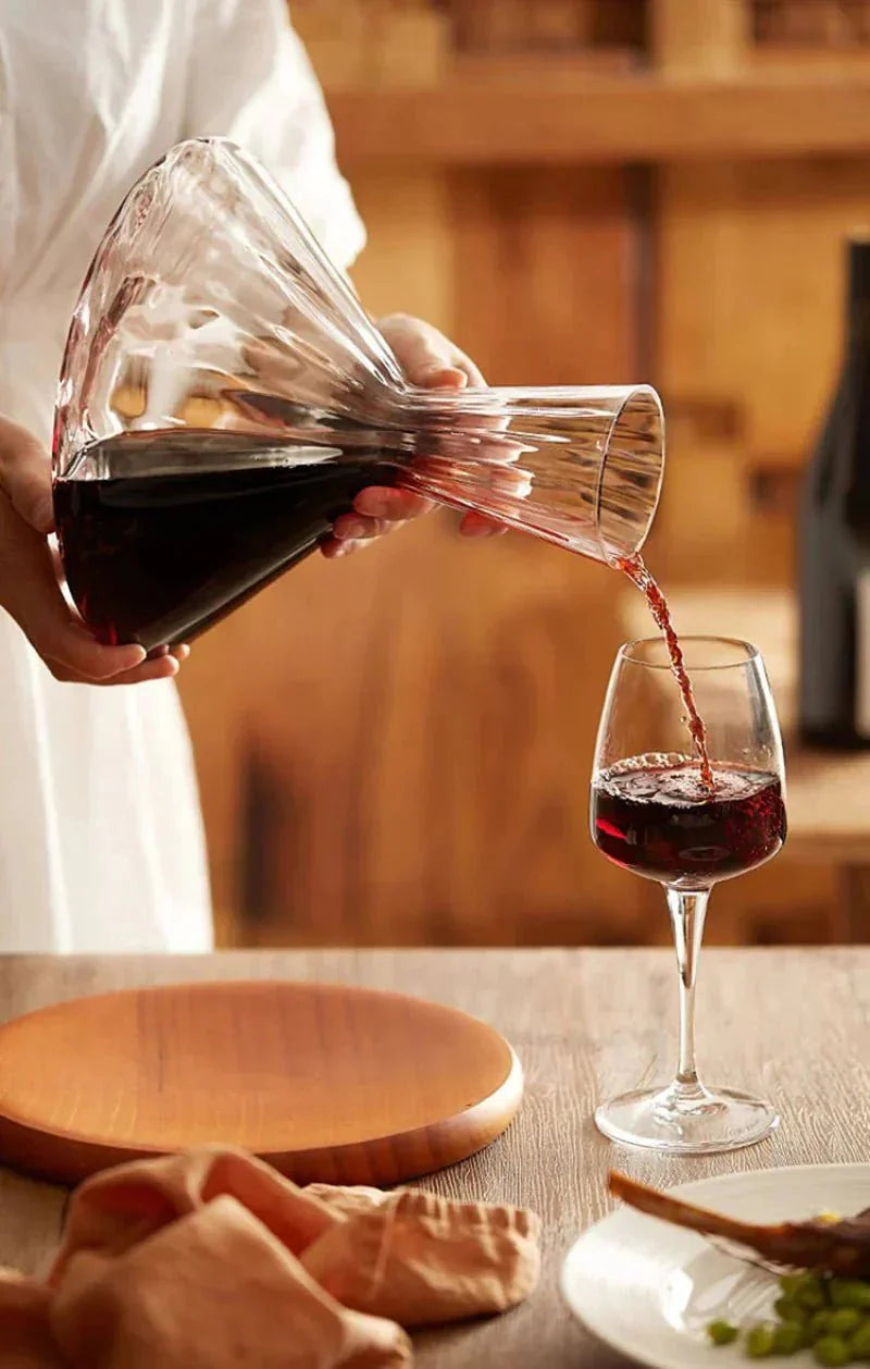 Rotierende Weinkaraffe aus Glas mit Holzfuß zum Belüften von Rotwein | Restfield