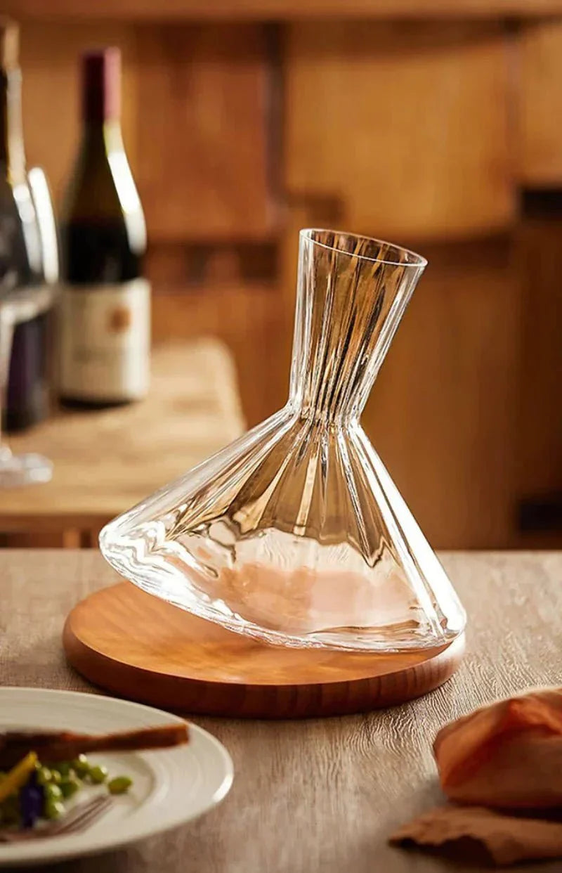 Rotierende Weinkaraffe aus Glas mit Holzfuß zum Belüften von Rotwein | Restfield