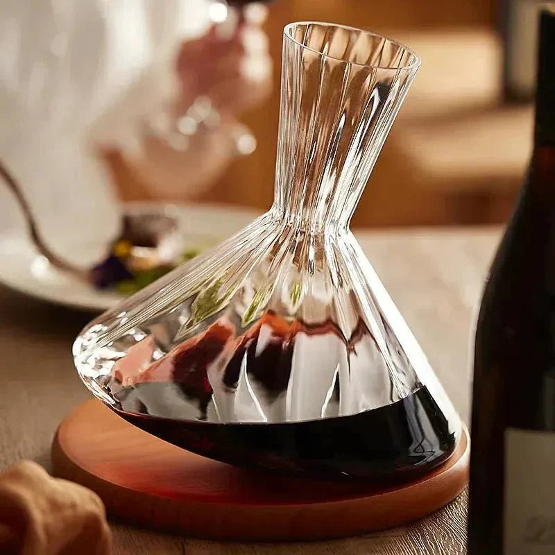 Rotierende Weinkaraffe aus Glas mit Holzfuß zum Belüften von Rotwein | Restfield