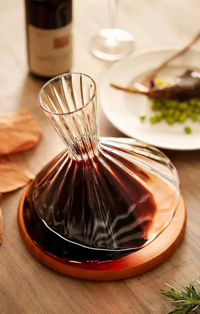 Rotierende Weinkaraffe aus Glas mit Holzfuß zum Belüften von Rotwein | Restfield