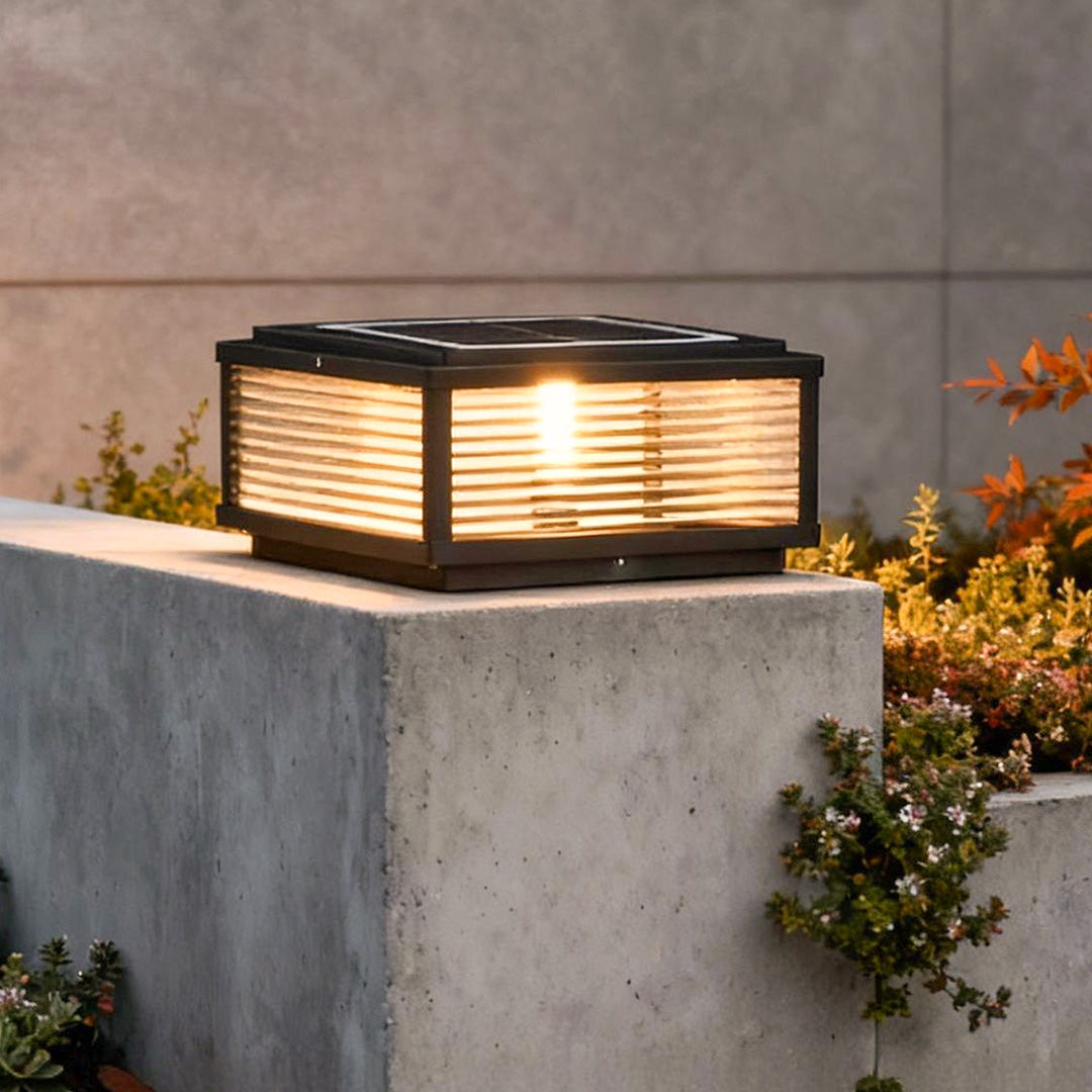 Quadratische Außen-Sockellampe mit geriffeltem Glas und Aluminiumgehäuse für Gartenweg und Einfahrt | Restfield