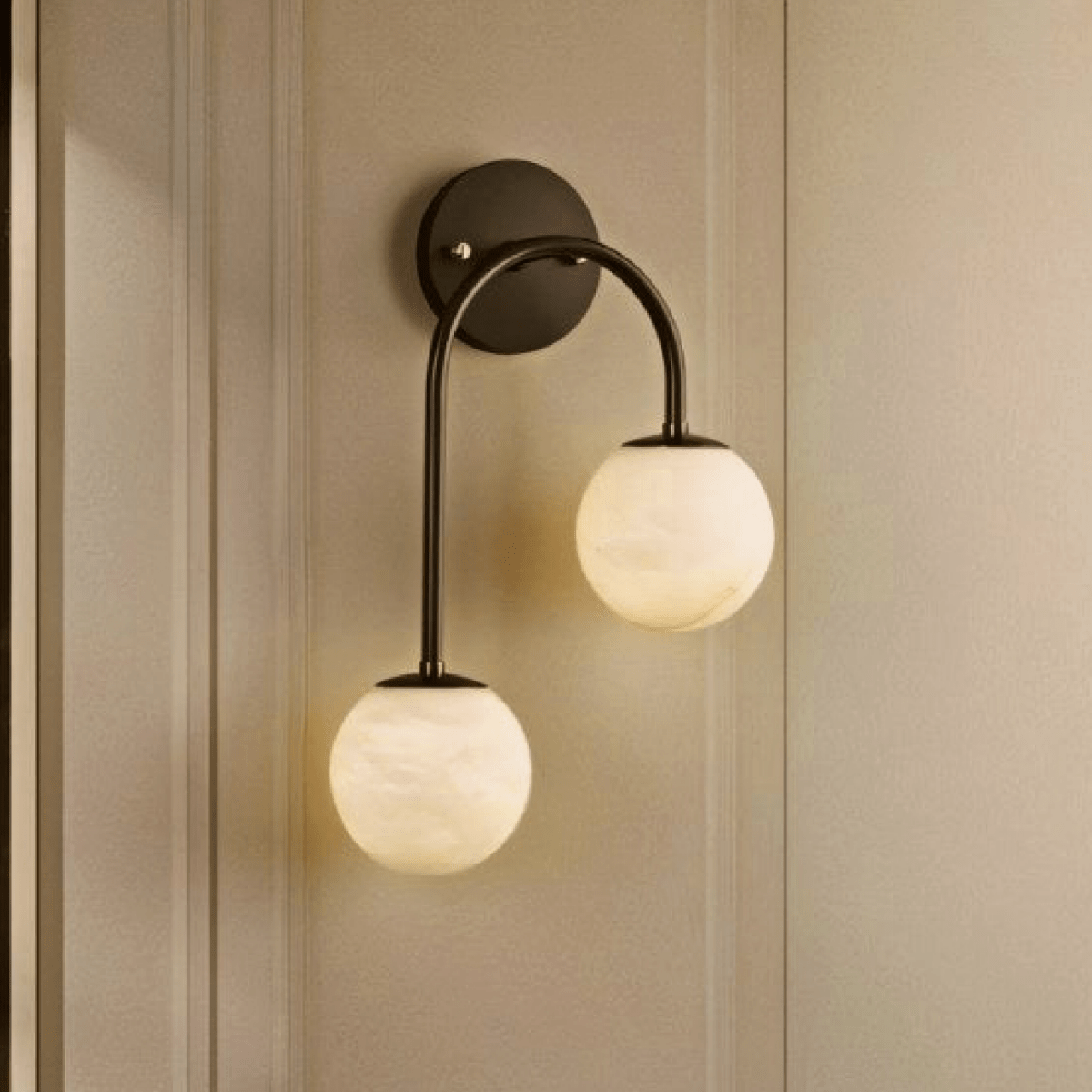 Alabaster Hanglamp Van Natuursteen Met Zachte Warme Gloed En Sculpturaal Design | Sansoti