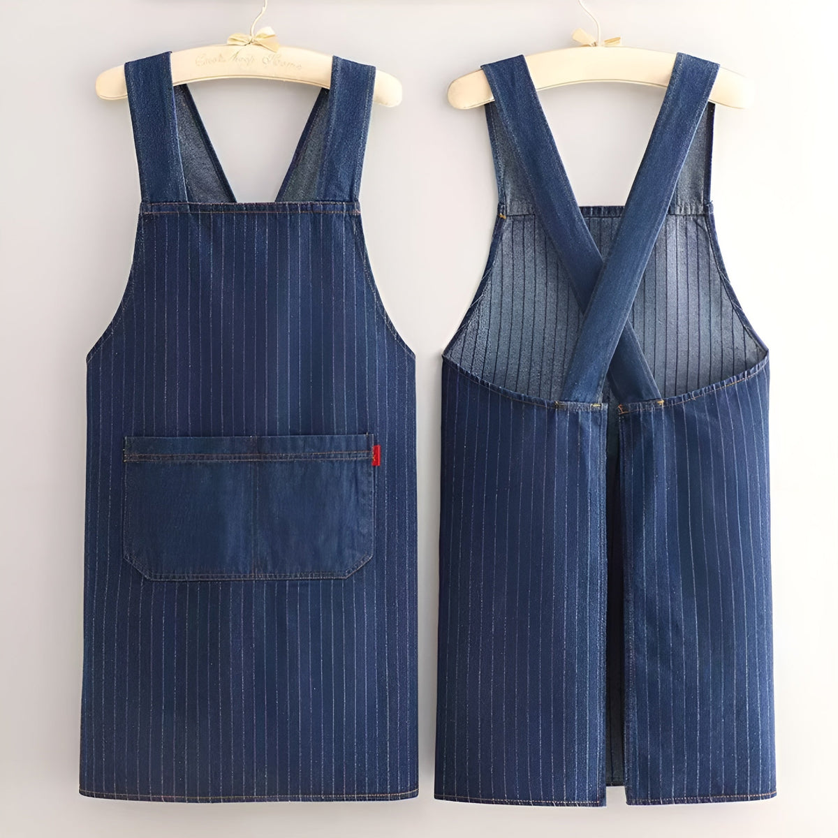 Küchenschürze aus Polyester mit gekreuzten Trägern im Denim-Stil, Blau mit Herzen, Streifen, Vordertaschen, zum Kochen und Backen, Unisex-Schürze | Sansoti