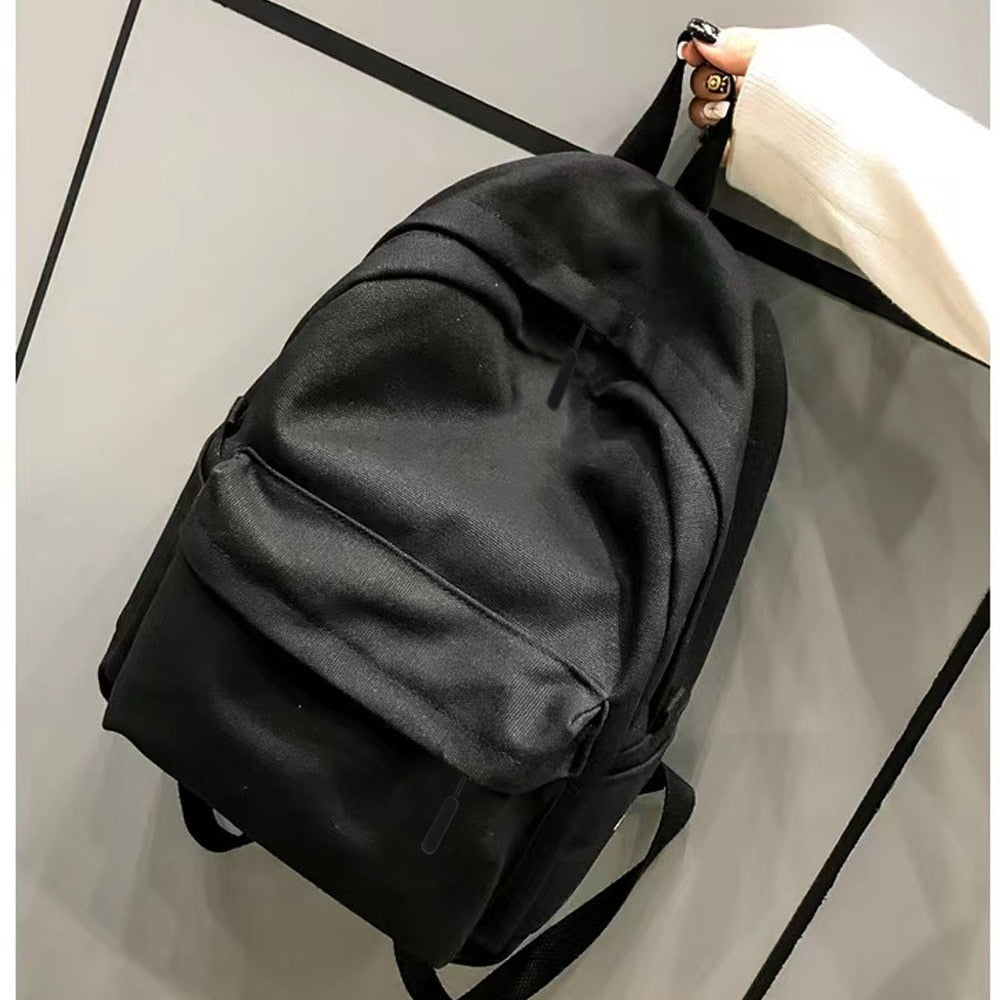 Schlanker schwarzer Rucksack mit verstellbaren Schultergurten für den täglichen Gebrauch, Arbeit, Reisen und Schule - kompaktes, praktisches Design | Sansoti