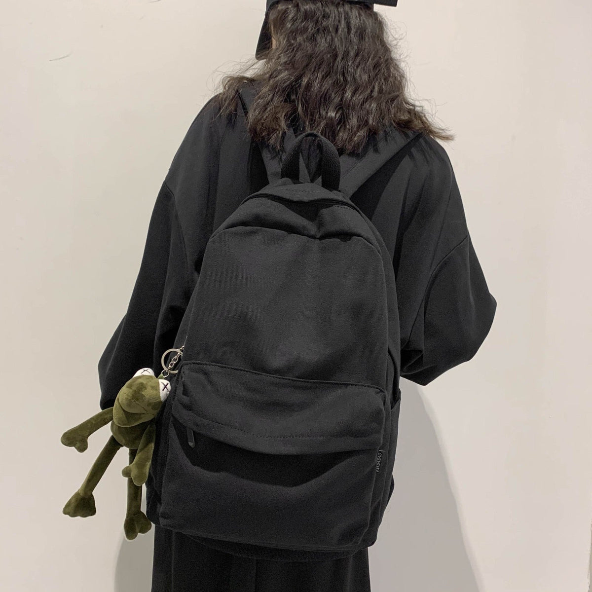 Schlanker schwarzer Rucksack mit verstellbaren Schultergurten für den täglichen Gebrauch, Arbeit, Reisen und Schule - kompaktes, praktisches Design | Sansoti