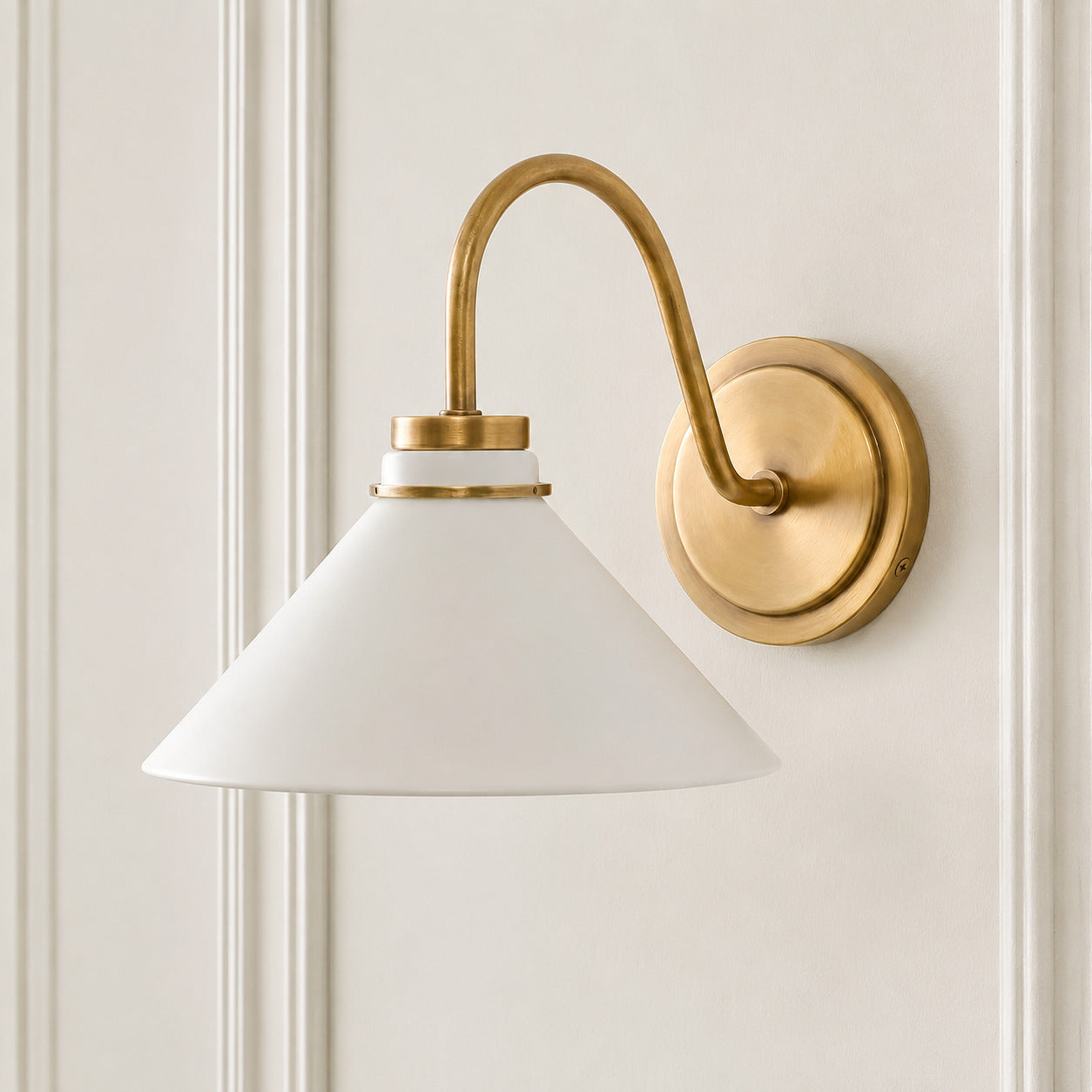 Globe Wandlamp met Gebogen Arm – Moderne Industriële Verlichting voor Badkamer, Slaapkamer en Gang | Sansoti