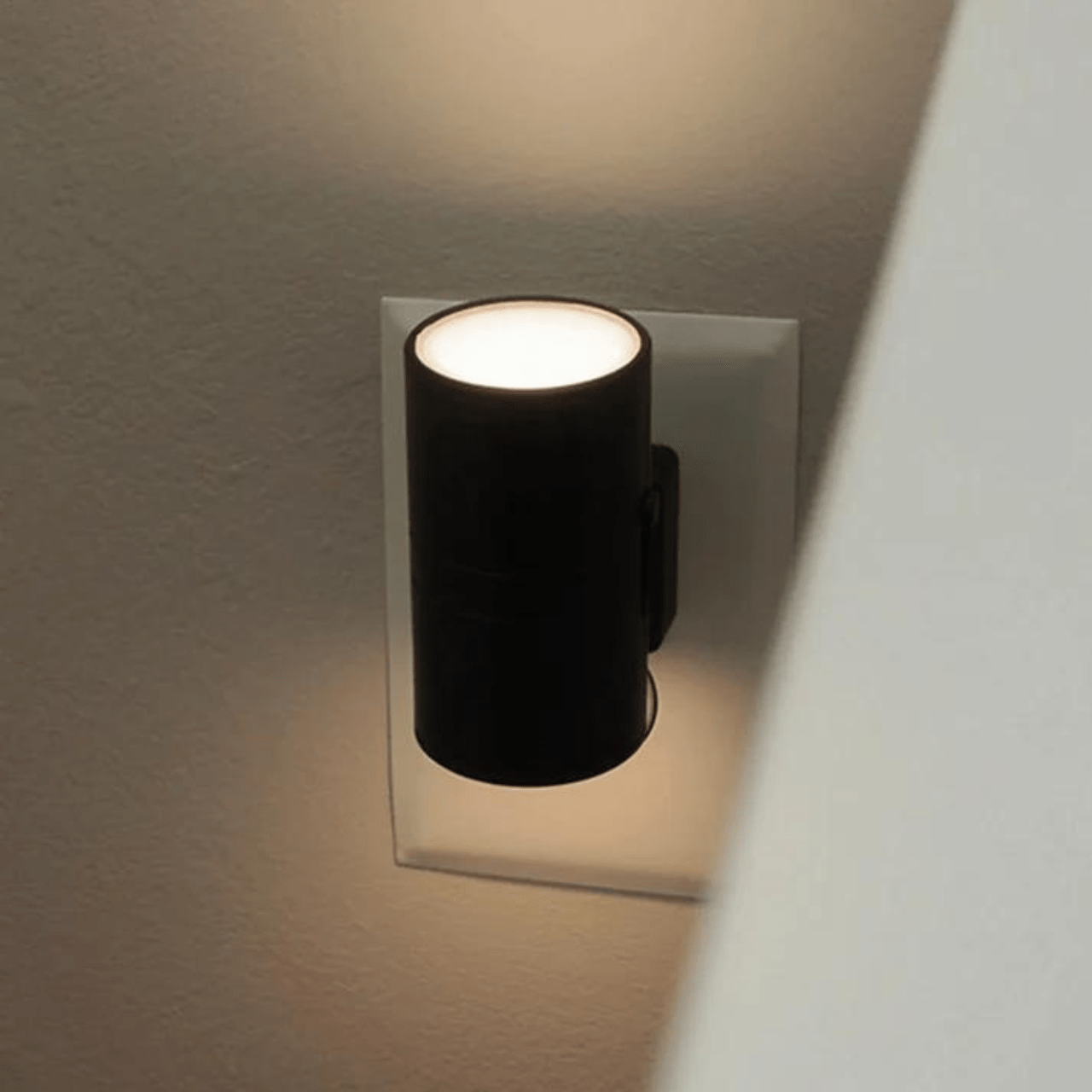 Nachtlampje met Lichtsensor voor Stopcontact Zwart Warm LED Licht Slaapkamer Kinderkamer Energiezuinig | Sansoti