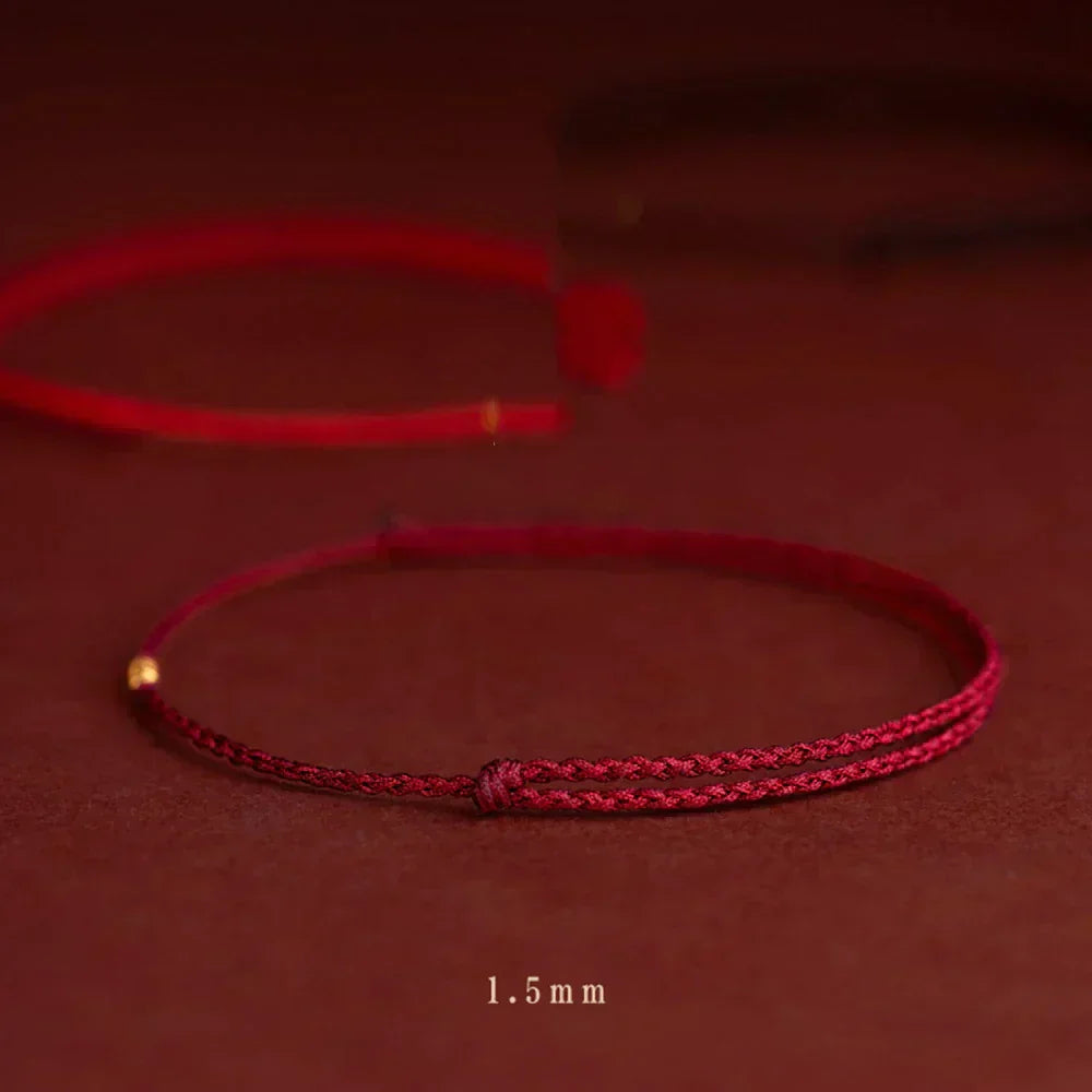 Gevlochten Kralenarmband met Beschermingsbedel – Rood Touw met Gouden Accenten – Verstelbaar Geluksarmbandje | Sansoti
