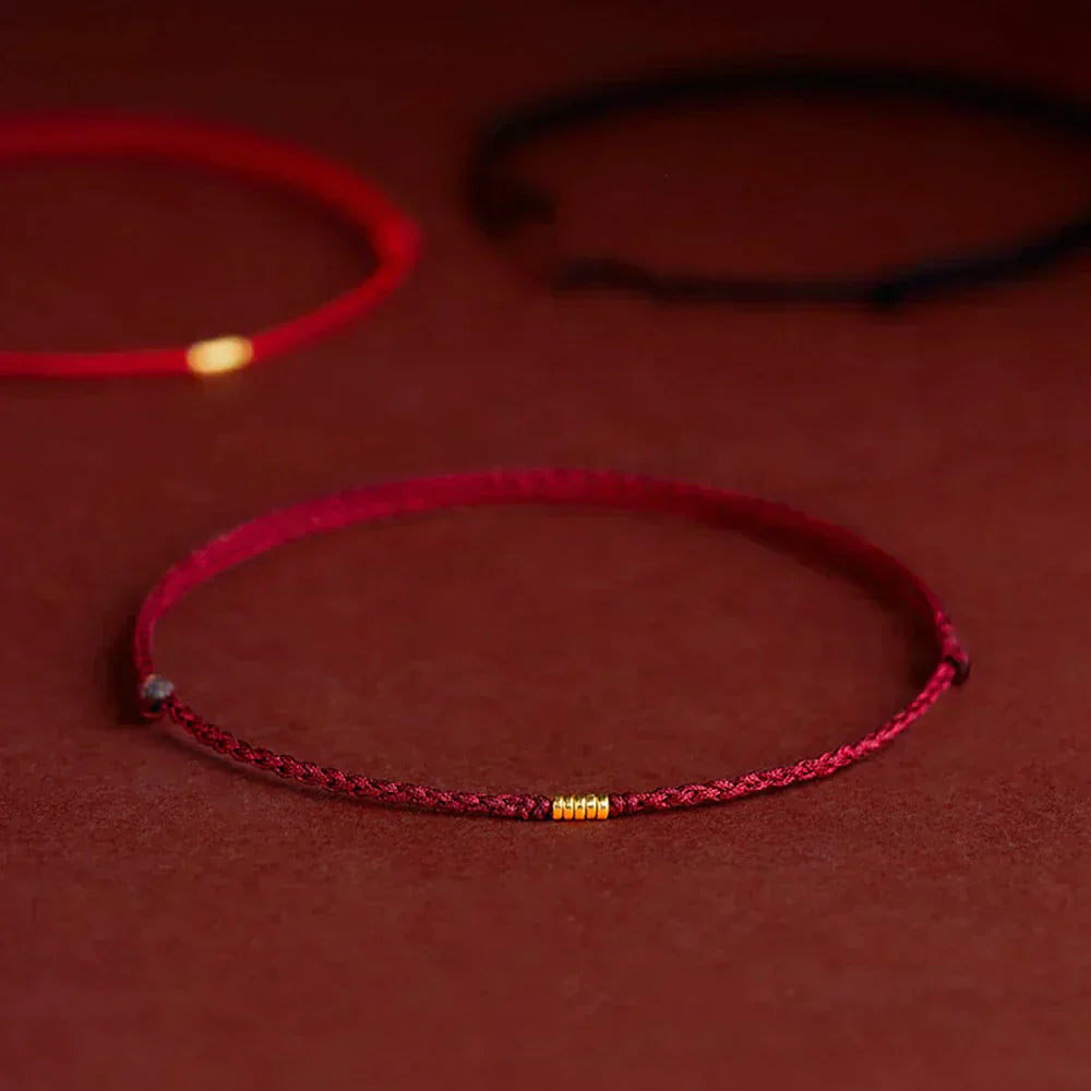Gevlochten Kralenarmband met Beschermingsbedel – Rood Touw met Gouden Accenten – Verstelbaar Geluksarmbandje | Sansoti