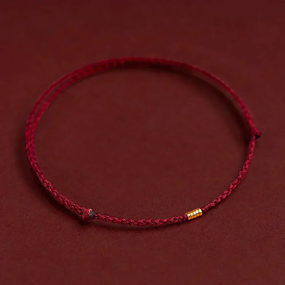 Gevlochten Kralenarmband met Beschermingsbedel – Rood Touw met Gouden Accenten – Verstelbaar Geluksarmbandje | Sansoti