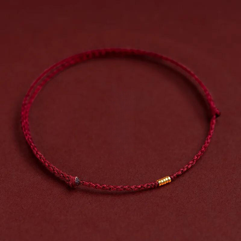 Gevlochten Kralenarmband met Beschermingsbedel – Rood Touw met Gouden Accenten – Verstelbaar Geluksarmbandje | Sansoti