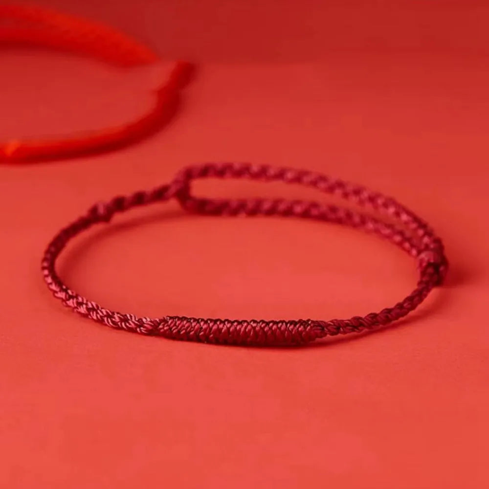 Gevlochten Kralenarmband met Beschermingsbedel – Rood Touw met Gouden Accenten – Verstelbaar Geluksarmbandje | Sansoti
