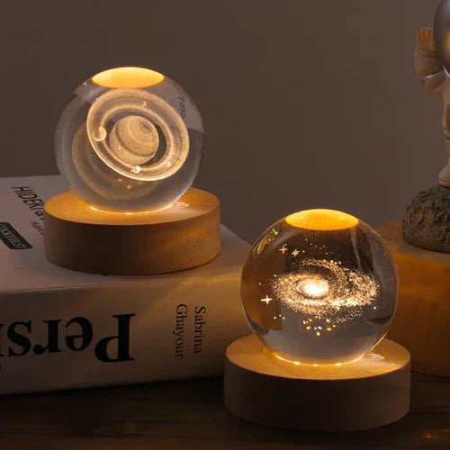 3D Gravure Verlichte Glazen Bol met Houten Voet | Cosmos Sterrenstelsel LED Nachtlampje USB Decoratieve Bol | Sansoti
