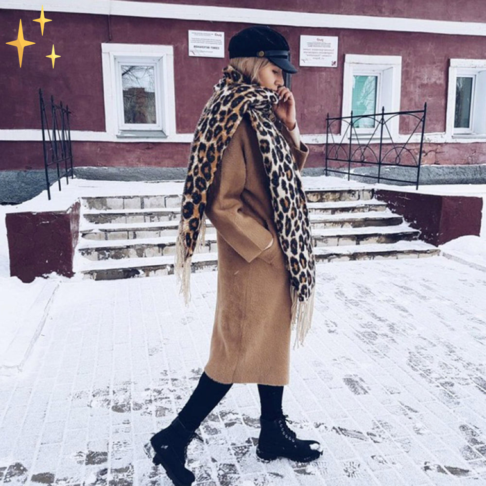 Gestrickter Schal mit Tierprint aus Wollmischung, Winterschal mit Fransen, weicher Halswärmer, Damenschal und Winteraccessoire | Sansoti