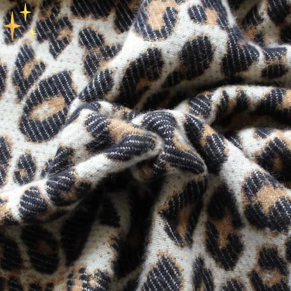 Gestrickter Schal mit Tierprint aus Wollmischung, Winterschal mit Fransen, weicher Halswärmer, Damenschal und Winteraccessoire | Sansoti