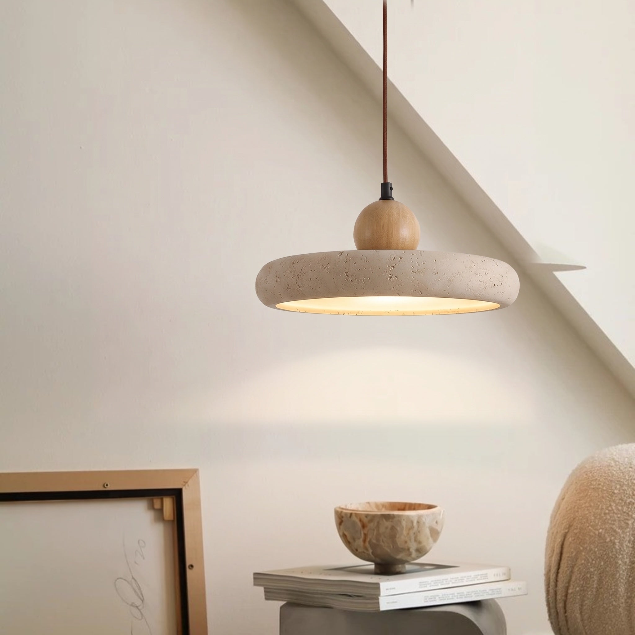 Lampa wisząca z trawertynu i drewna, naturalny kamień, LED, do jadalni, regulowana, design skandynawski, nastrojowe oświetlenie, ciepłe światło | Sansoti