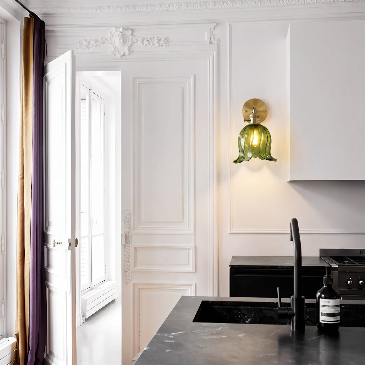 Applique murale en verre à motif de pétales, soufflée à la main, lumière blanc chaud 3000 K, éclairage mural artistique pour le salon | Sansoti