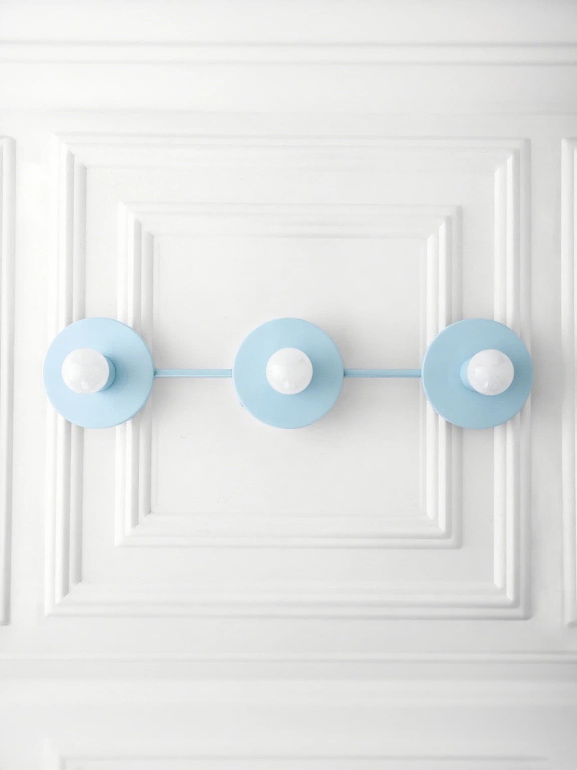 Minimalistische Badkamerlamp met Drie Lichtpunten - Verkrijgbaar in Meerdere Kleuren | Sansoti
