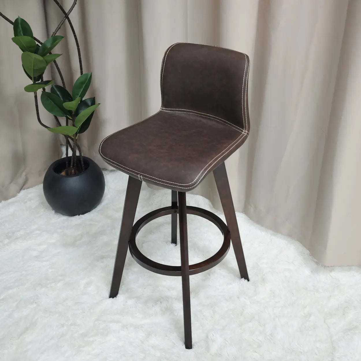 Tabouret de Bar Pivotant en Cuir avec Dossier et Pieds en Bois – Chaise de Bar Moderne Pivotante à 360° pour Îlot de Cuisine et Bar à Domicile | Restfield