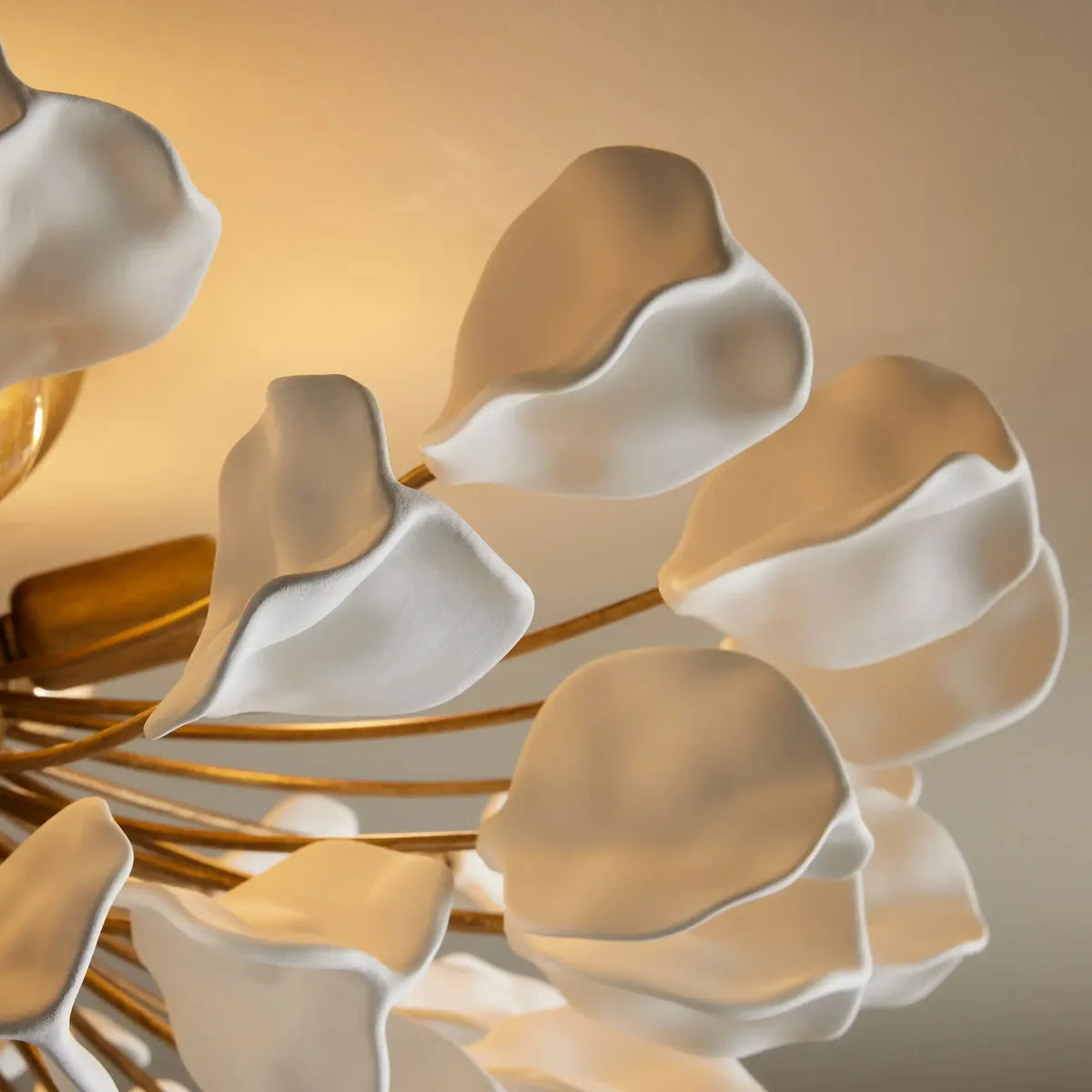 Plafonnier en céramique avec motif de feuilles, 60 cm, intensité variable, lumière blanc chaud, structure en fer, suspension moderne pour salle à manger | Sansoti