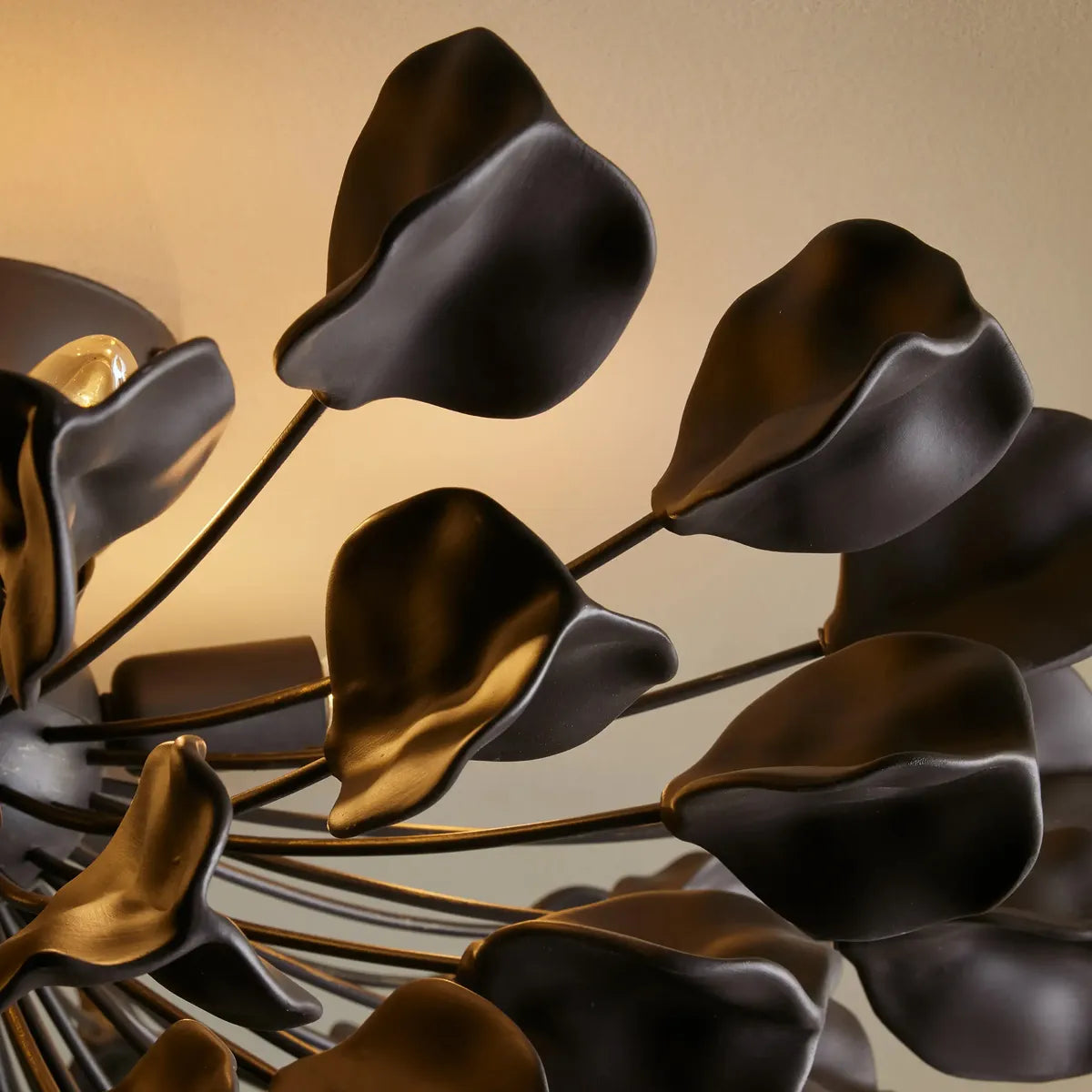 Plafonnier en céramique avec motif de feuilles, 60 cm, intensité variable, lumière blanc chaud, structure en fer, suspension moderne pour salle à manger | Sansoti